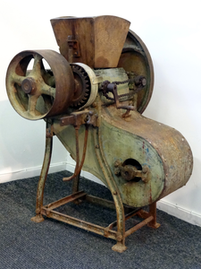 878237 Afbeelding van een amandelpel- en wanmachine, gebruikt in de bakkerijen 'de Kalvredans' en Abrahamse aan de ...